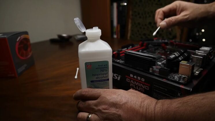 Rubbing alcohol for cleaning cpu